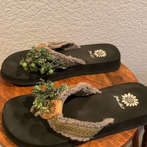 Yellow Box size 8 khaki green embellished flip flops. - Picture 1 of 3